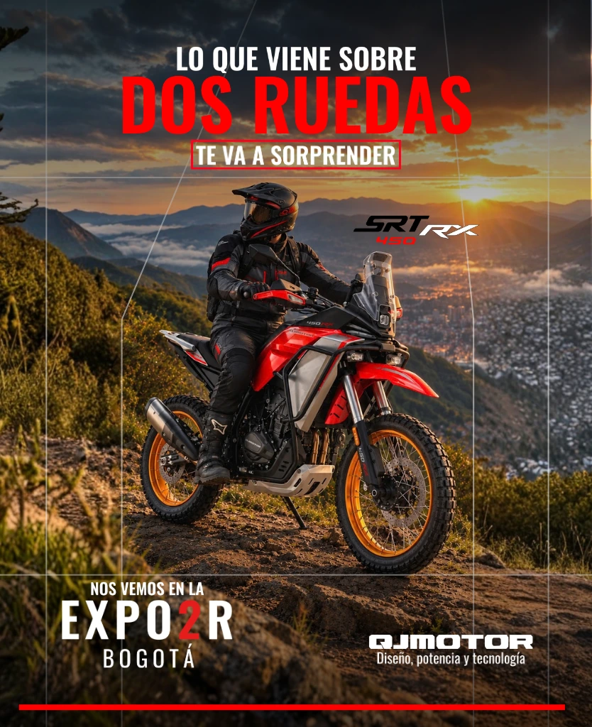 Moto QJ Motor SRT 450 RX en montaña, con el anuncio de la Expo 2 Ruedas Bogotá